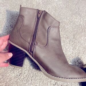 Cowgirl Chocolate low western style bootie block heeled size 9